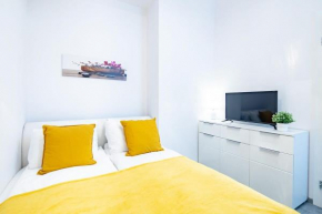 Ultra Central - Large Home with Balcony Budapest